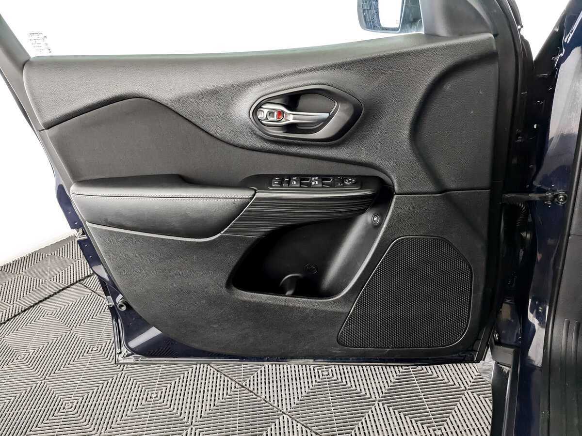 Купить Jeep Cherokee с пробегом. Фото: #18