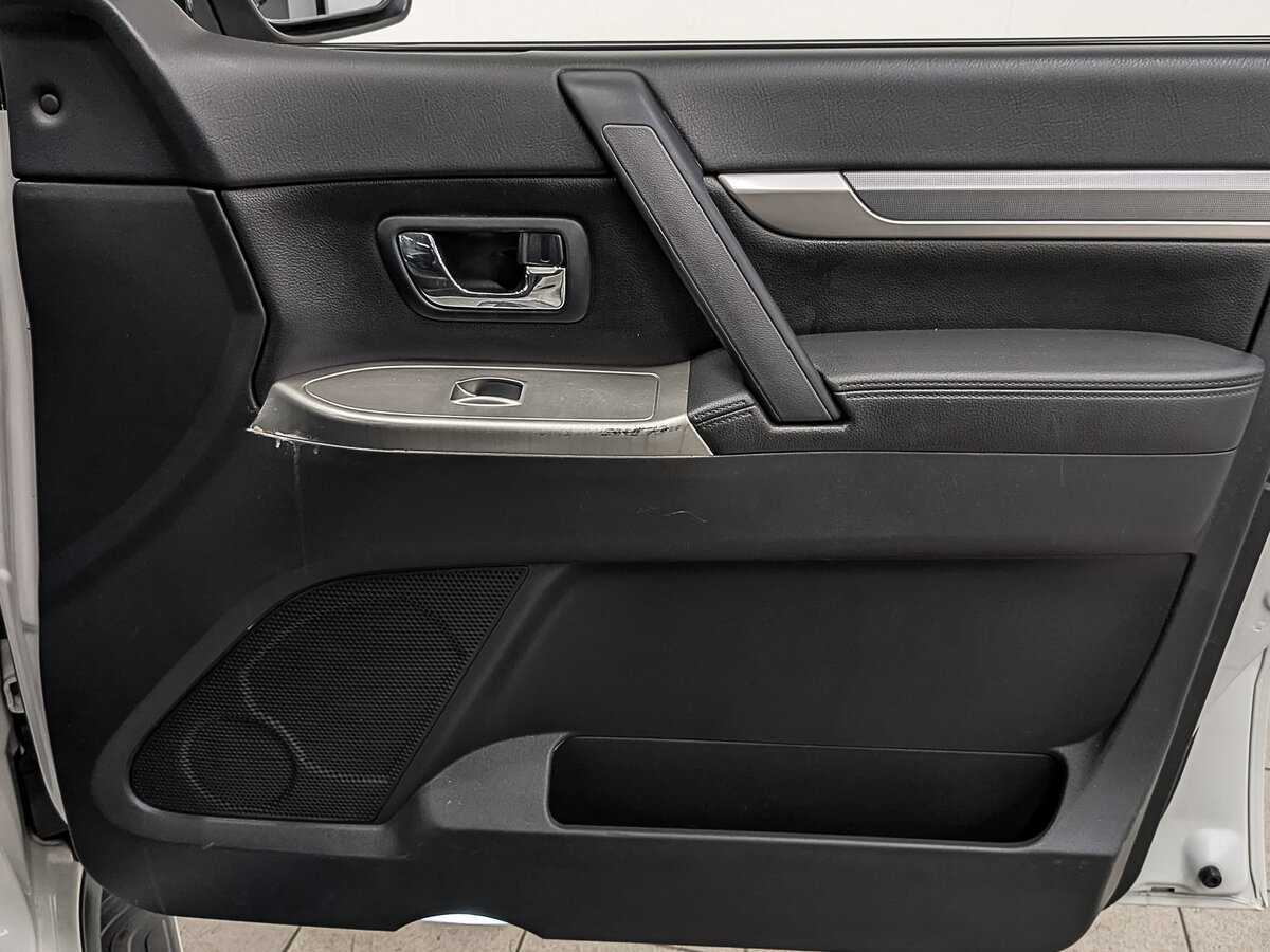 Купить Mitsubishi Pajero с пробегом. Фото: #23