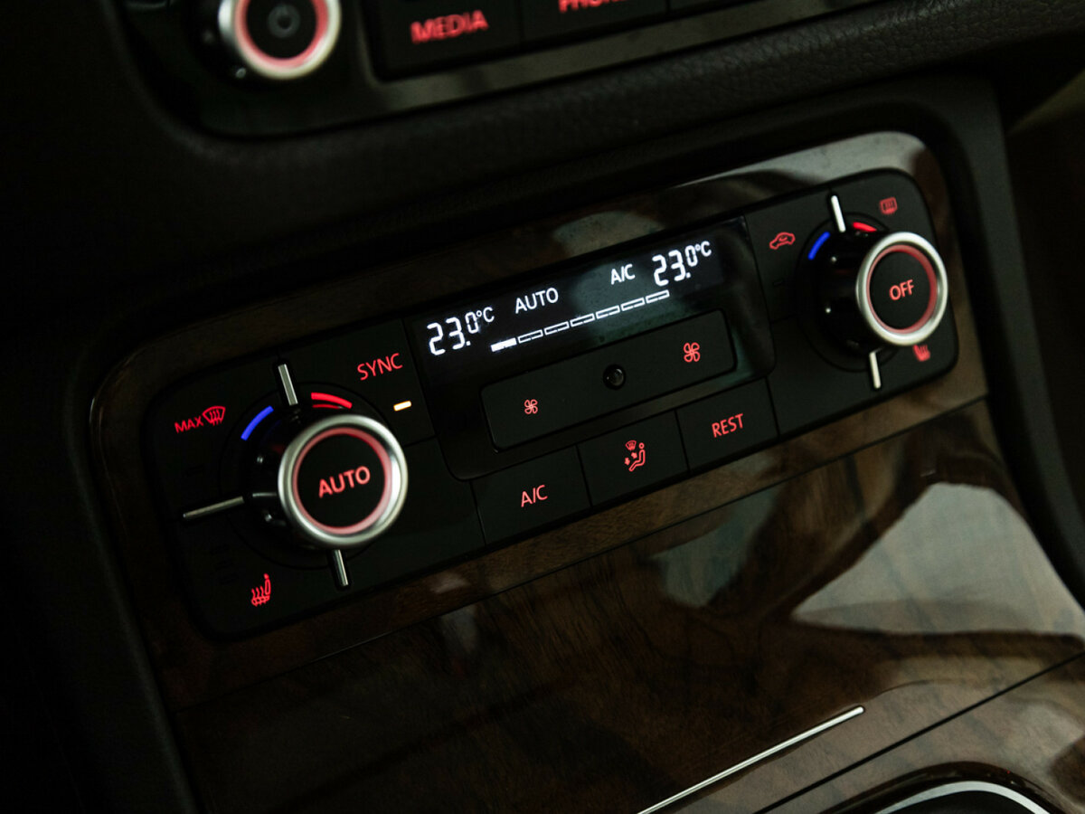 Купить Volkswagen Touareg с пробегом. Фото: #17